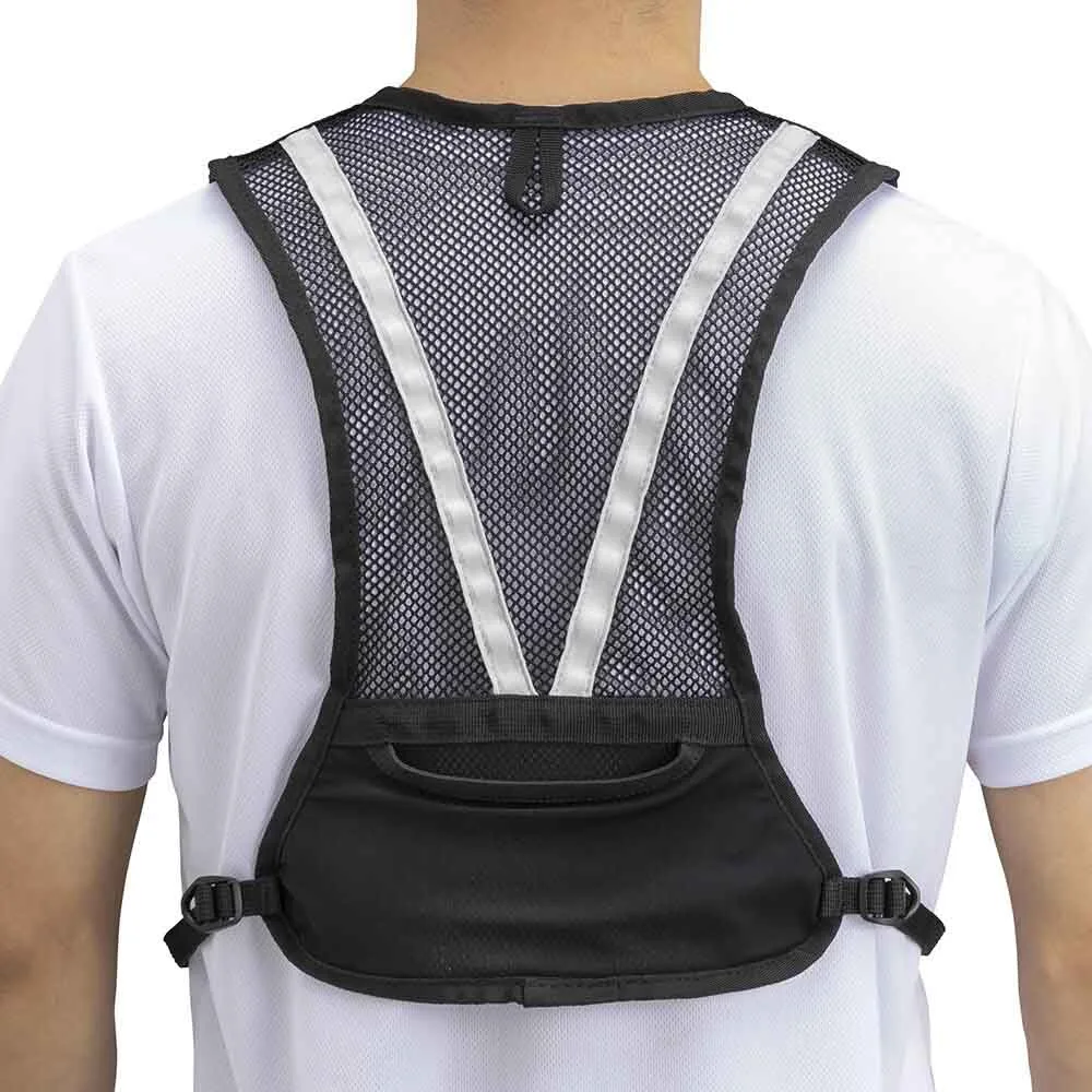 baksida av Mizuno Mesh Backpack löparväst (unisex) på en modell