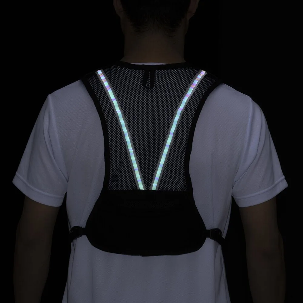 reflexer på Mizuno Mesh Backpack löparväst (unisex) på en modell
