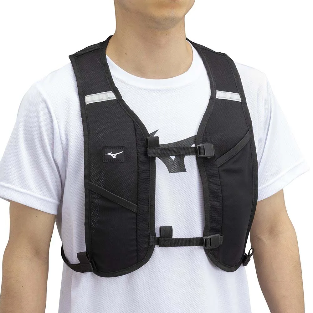 Mizuno Mesh Backpack löparväst (unisex) på en modell