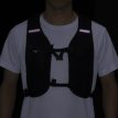 Mizuno Mesh Backpack löparväst (unisex) på en modell med reflexer