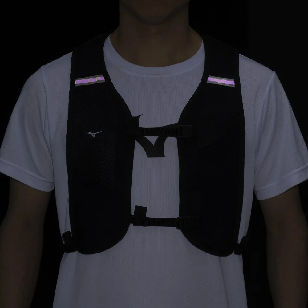 Mizuno Mesh Backpack löparväst (unisex) på en modell med reflexer