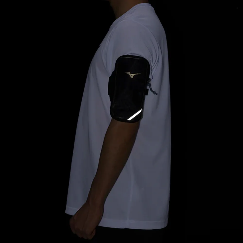 Mizuno Arm pouch (unisex) på en person