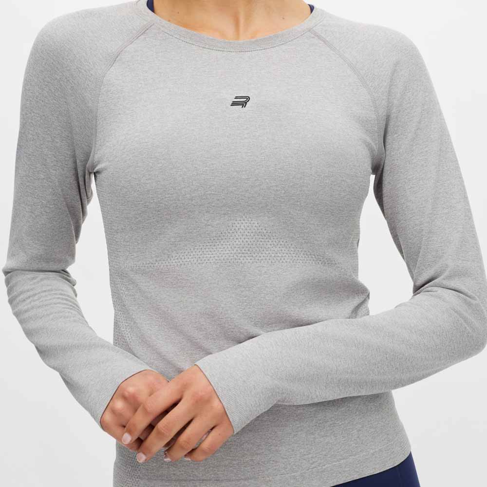 närbild på en grå Röhnisch Seamless Flex Long Sleeve träningströja (dam)