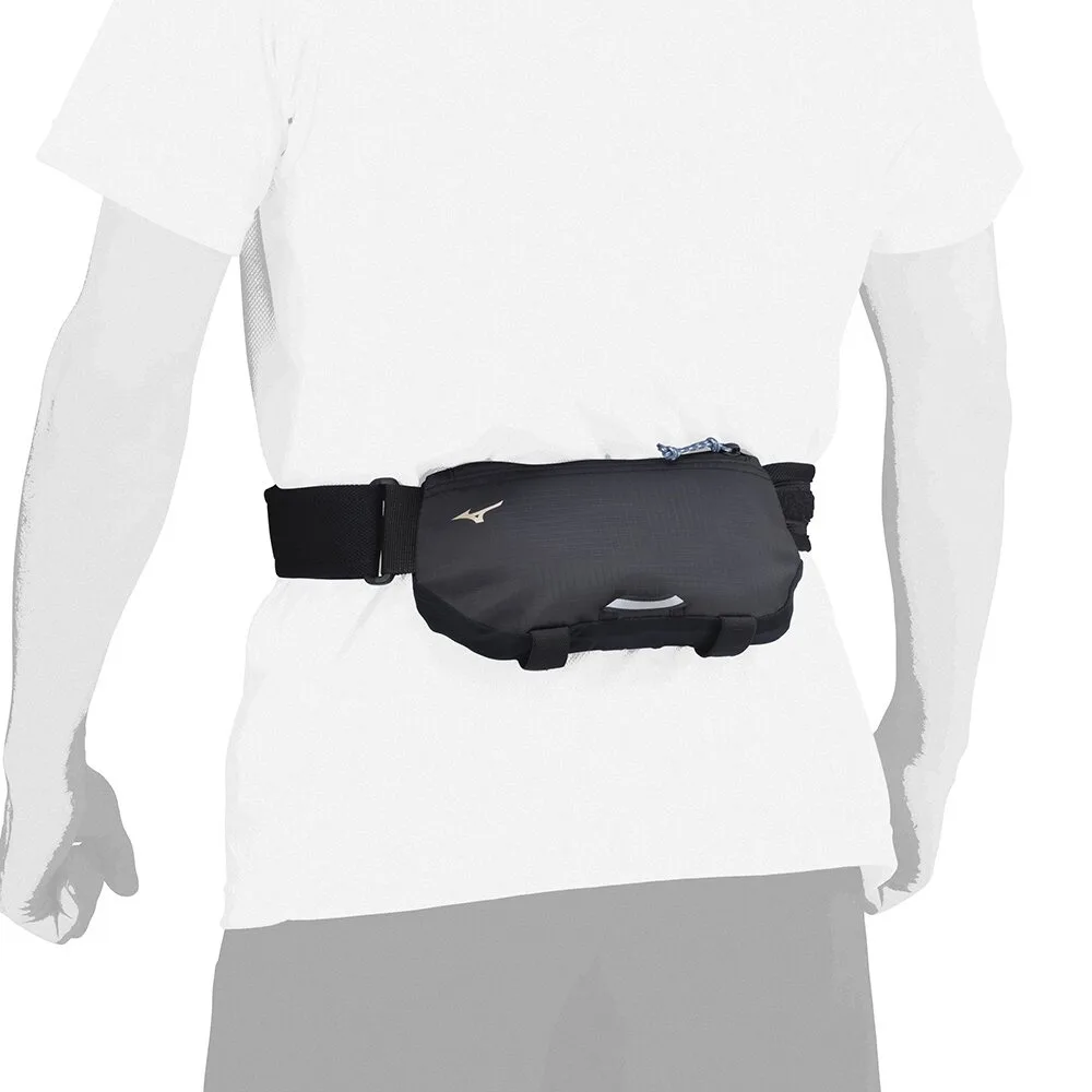 Mizuno Waist pouch midjeväska (unisex) på en modell