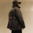en modell bär en Tretorn Wings Shoulder Tote väska (unisex)på axeln