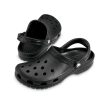 två par Crocs Classic Clog (unisex)