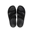 ett par svarta Crocs Getaway Strappy sandaler (dam)