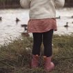 Grytgöl WP på en flicka som står med ryggen mot kameran