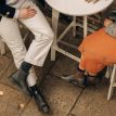 två modeller har på sig Blundstone 062 chelseas (unisex)