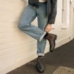 en man bär en Blundstone 062 chelseas (unisex)