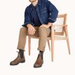 en man bär ett par Blundstone 1609 chelseas (unisex)
