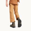 en modell bär Blundstone 2056 chelseas (unisex)