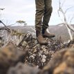 en man bär Blundstone 2056 chelseas (unisex)