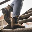 en person bär Blundstone 2056 chelseas (unisex) och går i en trappa