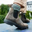 Blundstone 2446 chelseaa (unisex) på en person