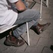 en man bär Blundstone 550 chelseas (unisex)