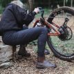 en modell bär Blundstone 550 chelseas (unisex) och meckar cykel