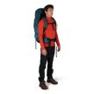 En modell bär Osprey Atmos AG 65L lätt vandringsryggsäck (herr)