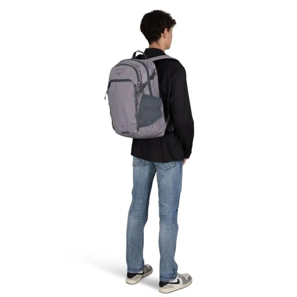 en modell bär Osprey Axis vardagsryggsäck (unisex)
