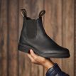 en person håller i Blundstone 063 chelseas (unisex)