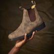 en modell håller Blundstone 1306 chelseas (unisex)