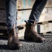 en person bär en Blundstone 910 chelseas (unisex)