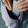 telefonfack på en Osprey Daylite Crossbody Pouch axelväska (unisex)