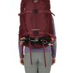 Baksidan av Osprey Fairview Trek 70L vandrings och reseryggsäck (dam) på en modell