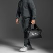 en man håller en 2XU Gym Bag träningsväska (unisex)