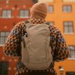 en modell använder Osprey Daylite 13 L dagsryggsäck (unisex)