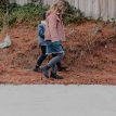 Blundstone Chelsea kängor 1468 (barn/junior) på två barn som promenerar