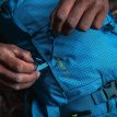 detaljer på en Osprey Mutant 22 klättringsryggsäck (unisex)