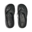 Ett par Hoka Ora Recovery Flip sandal (herr) - ovanifrån