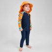 en orange Reima Sunhat Rantsu solhatt (barn) på ett barn