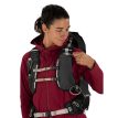 Kvinna som använder Osprey Tempest Velocity 30 ryggsäck