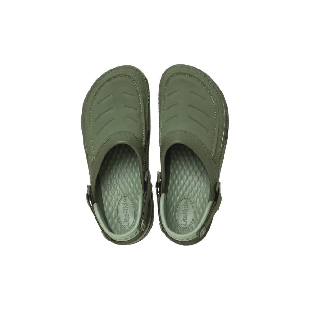 ett par gröna Crocs Yukon Vista II LR Clog (unisex)