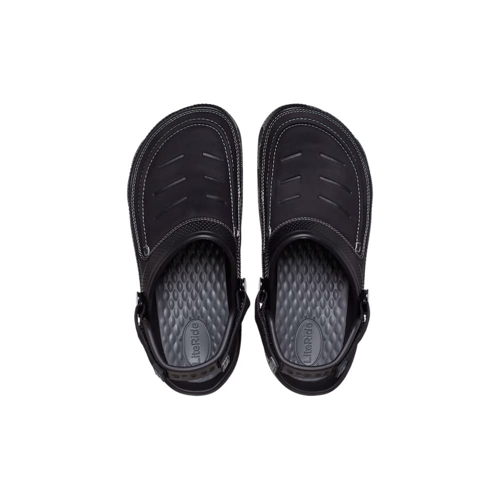 ett par svarta Crocs Yukon Vista II LR Clog (unisex)