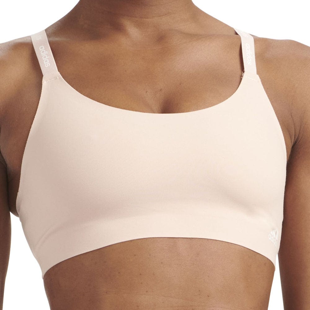 Adidas Scoop Lounge Bra på en modell