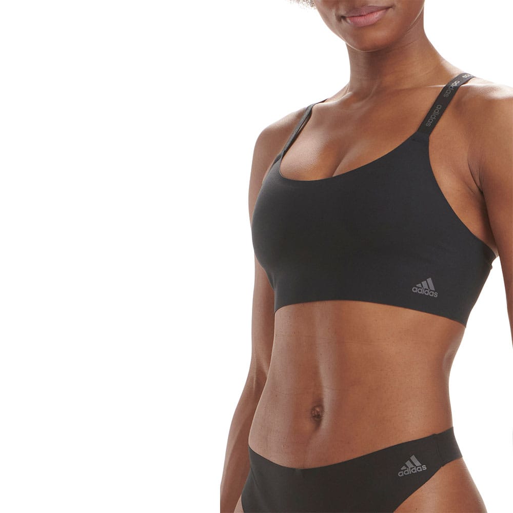 En bekväm och snygg Adidas Scoop Lounge Bra på en modell