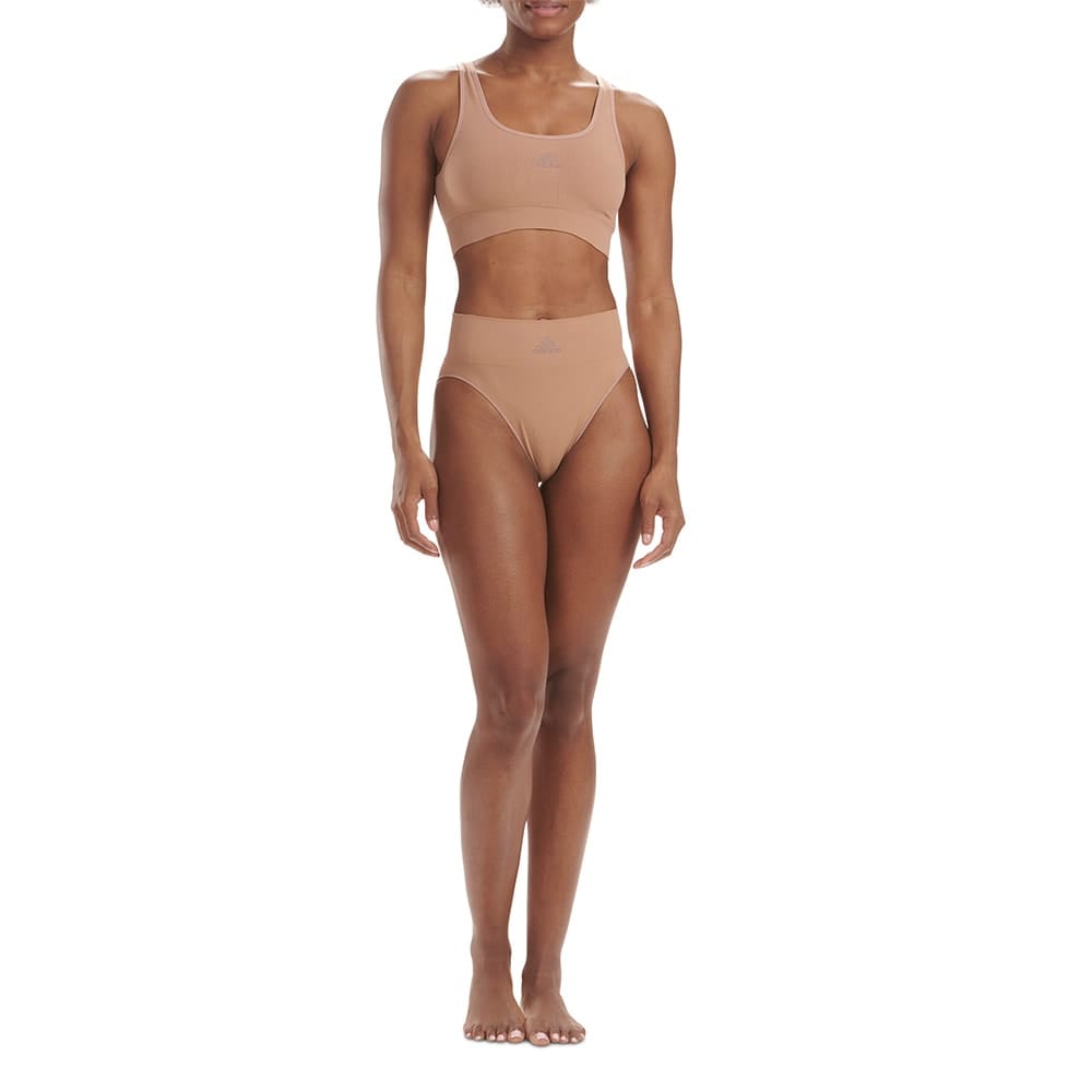 Ett matchande set med Adidas Scoop Lounge Seamless Bra sportbh (dam på en modell i färgen beaver fur