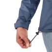 Modell i Women's PreCip® Eco Jacketsom använder resår