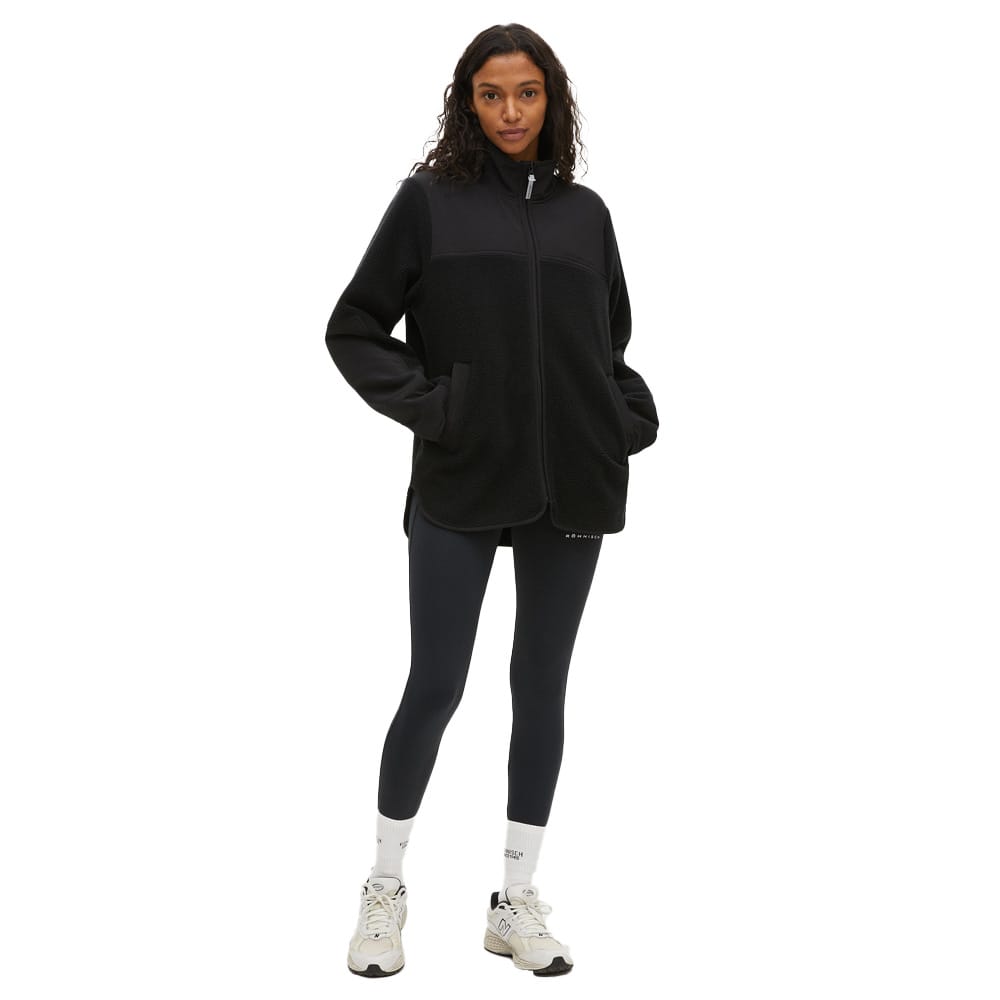 Röhnisch Phoebe Pile Jacket fleecejacka (dam) på en modell.