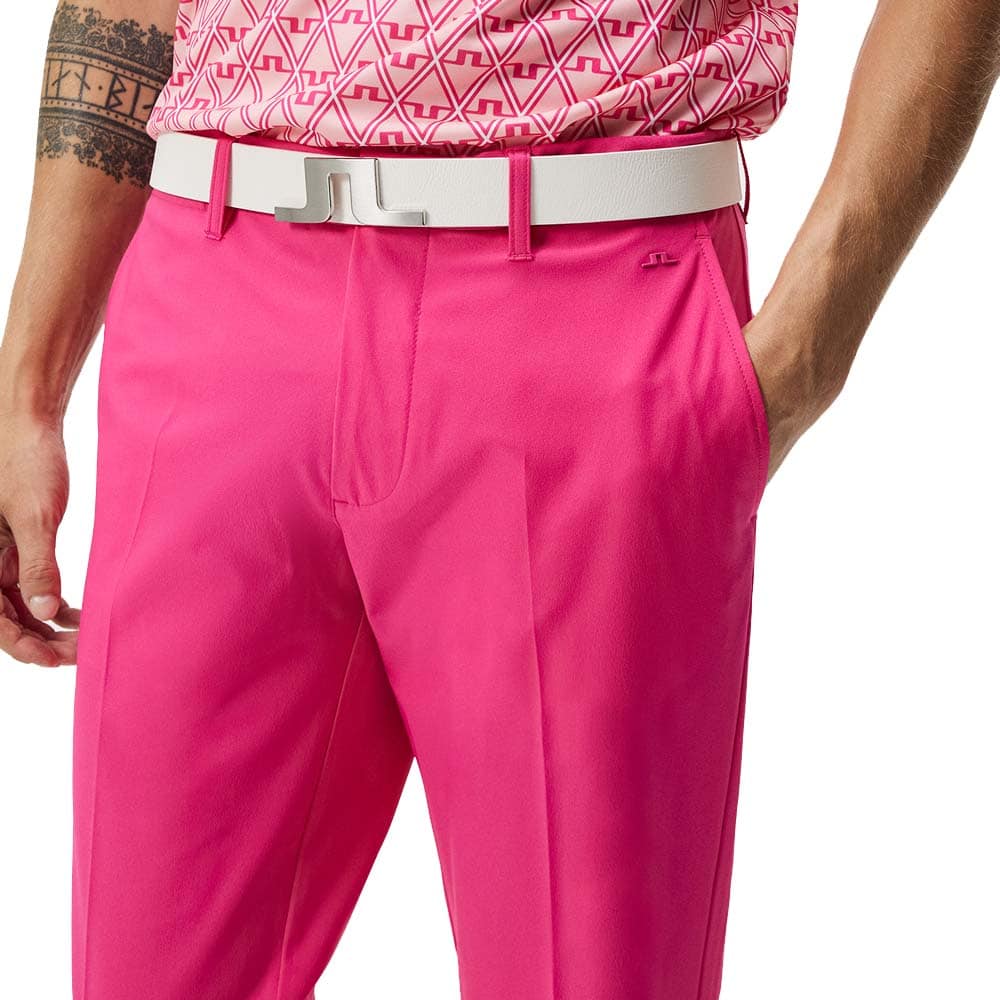 J.Lindeberg Ellott Pant lättviktsbyxor (herr) på en modell