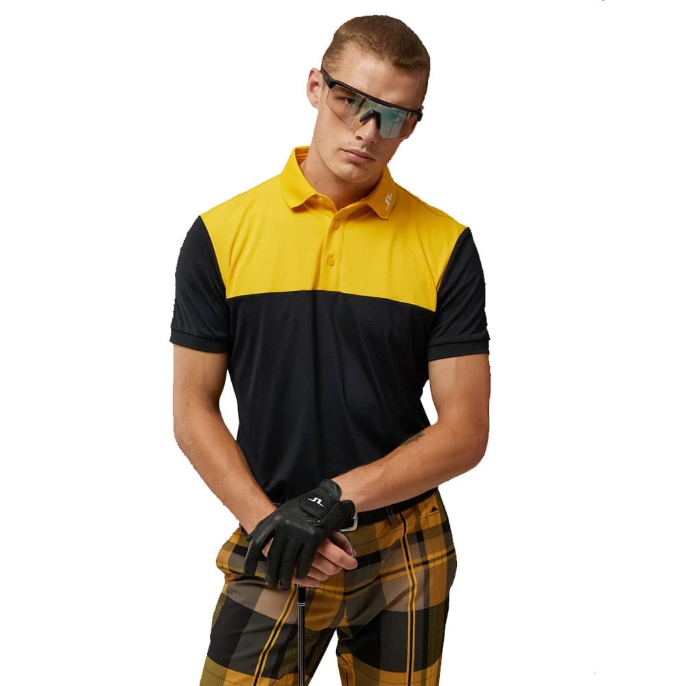 En skön och snygg J.Lindeberg Jeff Golf Polo Pikétröja (herr) på en modell framifrån