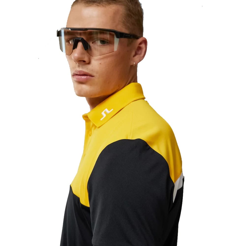 Närbild på En skön och snygg J.Lindeberg Jeff Golf Polo Pikétröja (herr) av sidan på en modell
