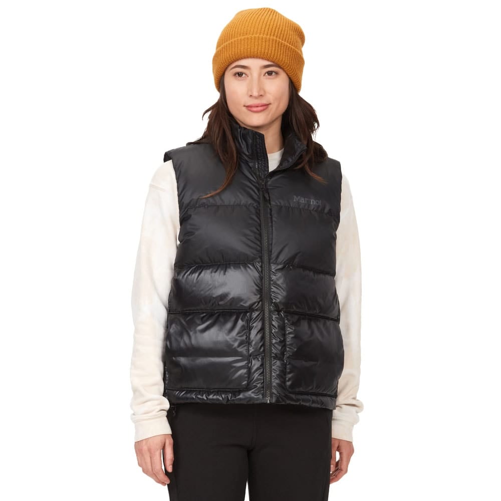 Marmot Guides Down Vest dunväst (dam) på en modell som kollar in i kameran