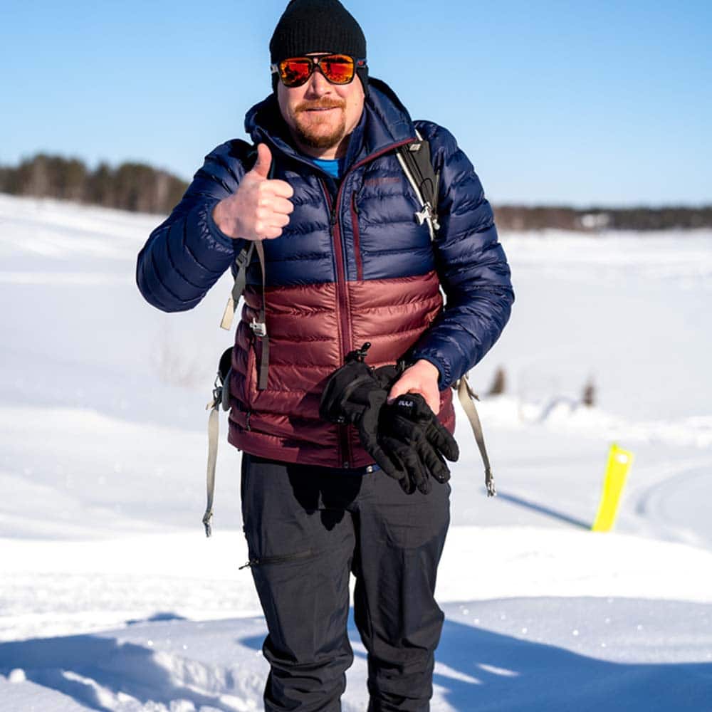 En man har på sig Marmot Highlander jacket (herr) ute på isen