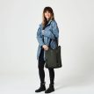 Tretorn Wings tote på en kvinnlig modell