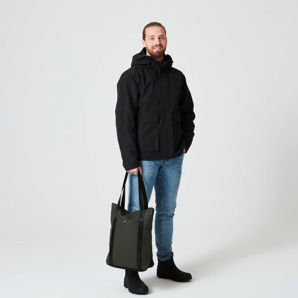 Tretorn Wings tote på en manlig modell