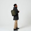 En modell som har på sig Tretorn Wings flexpack i grön
